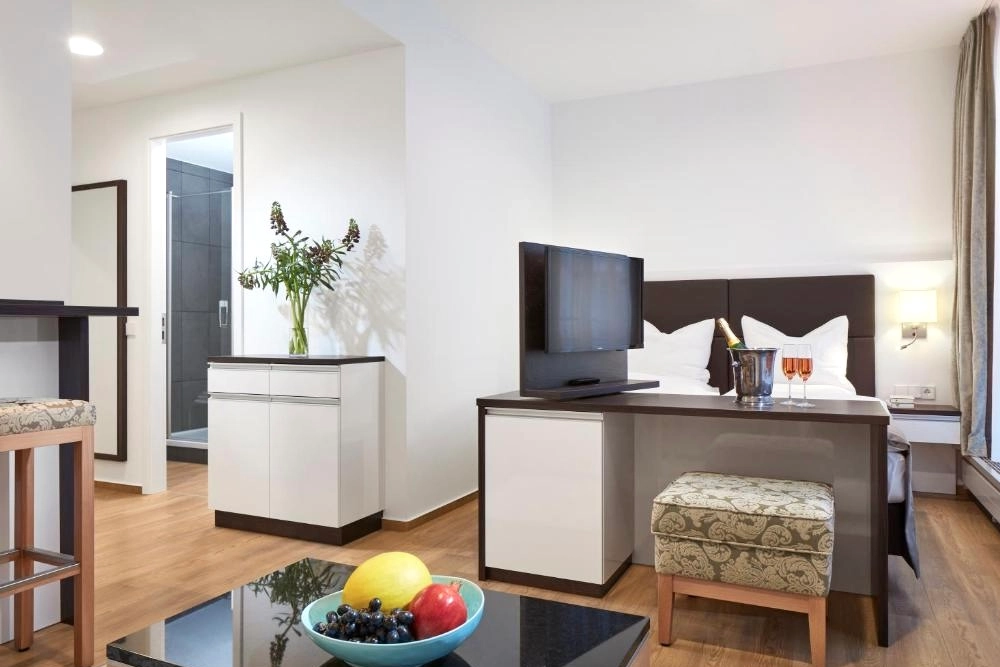 Separates Wohnzimmer & Schlafbereich The Doorman Welle Frankfurt