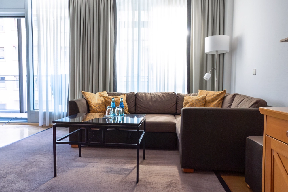 Wohnzimmer mit Balkon The Doorman Welle Frankfurt